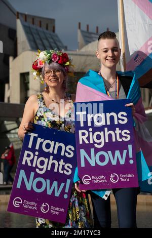 Ott 27 2022. Gli attivisti della Pro Trans Rights protestano contro il Parlamento scozzese a Holyrood, Edimburgo, Scozia Foto Stock