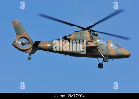 Prefettura di Shizuoka, Giappone - 10 luglio 2011: Elicottero Scout Kawasaki OH-1 Ground Self-Defense Force Giappone. Foto Stock