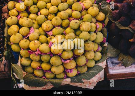 Fichi verdi freschi in vendita in un bazar di strada turco Foto Stock