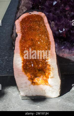 Pezzo di minerale naturale gemme di un certo tipo Foto Stock