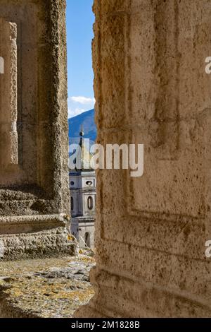 Dal castello del Molise si può vedere il campanile della chiesa nascosto tra due colonne Foto Stock