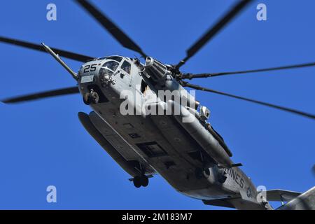 Prefettura di Kanagawa, Giappone - 18 dicembre 2021: US Marine Corps Sikorsky CH-53E Super Stallion Heavy-lift cargo elicottero da HMH-466 Wolfpack. Foto Stock