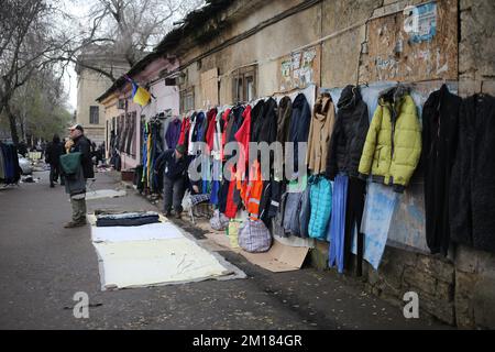 Venditori e acquirenti sono visibili al mercato delle pulci 'Starokonka'. A seguito dell'attacco russo da parte dei droni kamikaze sulle infrastrutture energetiche, quasi tutta la regione di Odessa e la città di Odessa sono state lasciate senza elettricità, senza elettricità per migliaia di consumatori, capo dell'amministrazione militare regionale, Maxim Marchenko, Annunciato il 10 dicembre. Il mercato delle pulci 'Starokonka' è il più grande mercato delle pulci in Ucraina, che si estende nei fine settimana dalle vie Raskidailovskaya a Staroportofrankivska. E' possibile acquistare quasi tutto qui. Recentemente, a causa della mancanza di ele Foto Stock