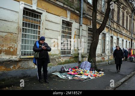 Venditori e acquirenti sono visibili al mercato delle pulci 'Starokonka'. A seguito dell'attacco russo da parte dei droni kamikaze sulle infrastrutture energetiche, quasi tutta la regione di Odessa e la città di Odessa sono state lasciate senza elettricità, senza elettricità per migliaia di consumatori, capo dell'amministrazione militare regionale, Maxim Marchenko, Annunciato il 10 dicembre. Il mercato delle pulci 'Starokonka' è il più grande mercato delle pulci in Ucraina, che si estende nei fine settimana dalle vie Raskidailovskaya a Staroportofrankivska. E' possibile acquistare quasi tutto qui. Recentemente, a causa della mancanza di ele Foto Stock