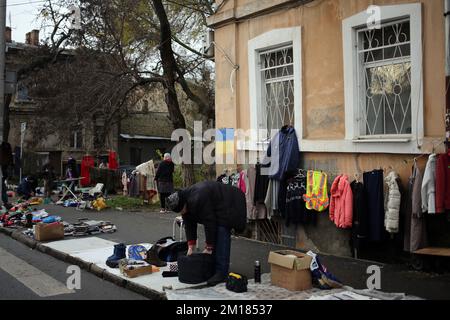 Venditori e acquirenti sono visibili al mercato delle pulci 'Starokonka'. A seguito dell'attacco russo da parte dei droni kamikaze sulle infrastrutture energetiche, quasi tutta la regione di Odessa e la città di Odessa sono state lasciate senza elettricità, senza elettricità per migliaia di consumatori, capo dell'amministrazione militare regionale, Maxim Marchenko, Annunciato il 10 dicembre. Il mercato delle pulci 'Starokonka' è il più grande mercato delle pulci in Ucraina, che si estende nei fine settimana dalle vie Raskidailovskaya a Staroportofrankivska. E' possibile acquistare quasi tutto qui. Recentemente, a causa della mancanza di ele Foto Stock