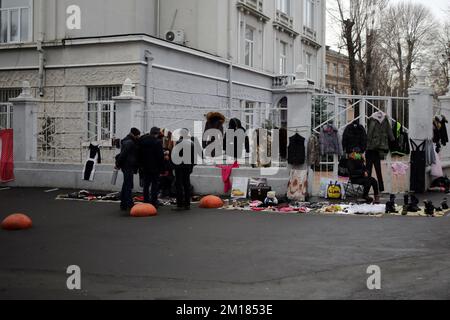 Venditori e acquirenti sono visibili al mercato delle pulci 'Starokonka'. A seguito dell'attacco russo da parte dei droni kamikaze sulle infrastrutture energetiche, quasi tutta la regione di Odessa e la città di Odessa sono state lasciate senza elettricità, senza elettricità per migliaia di consumatori, capo dell'amministrazione militare regionale, Maxim Marchenko, Annunciato il 10 dicembre. Il mercato delle pulci 'Starokonka' è il più grande mercato delle pulci in Ucraina, che si estende nei fine settimana dalle vie Raskidailovskaya a Staroportofrankivska. E' possibile acquistare quasi tutto qui. Recentemente, a causa della mancanza di ele Foto Stock