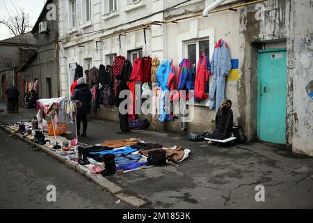 Venditori e acquirenti sono visibili al mercato delle pulci 'Starokonka'. A seguito dell'attacco russo da parte dei droni kamikaze sulle infrastrutture energetiche, quasi tutta la regione di Odessa e la città di Odessa sono state lasciate senza elettricità, senza elettricità per migliaia di consumatori, capo dell'amministrazione militare regionale, Maxim Marchenko, Annunciato il 10 dicembre. Il mercato delle pulci 'Starokonka' è il più grande mercato delle pulci in Ucraina, che si estende nei fine settimana dalle vie Raskidailovskaya a Staroportofrankivska. E' possibile acquistare quasi tutto qui. Recentemente, a causa della mancanza di ele Foto Stock