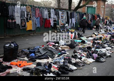 Venditori e acquirenti sono visibili al mercato delle pulci 'Starokonka'. A seguito dell'attacco russo da parte dei droni kamikaze sulle infrastrutture energetiche, quasi tutta la regione di Odessa e la città di Odessa sono state lasciate senza elettricità, senza elettricità per migliaia di consumatori, capo dell'amministrazione militare regionale, Maxim Marchenko, Annunciato il 10 dicembre. Il mercato delle pulci 'Starokonka' è il più grande mercato delle pulci in Ucraina, che si estende nei fine settimana dalle vie Raskidailovskaya a Staroportofrankivska. E' possibile acquistare quasi tutto qui. Recentemente, a causa della mancanza di ele Foto Stock