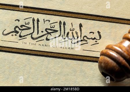 Bismillah (in nome di Dio) in stile calligrafia arabo thuluth, Besmele, calligrafia islamica. Foto Stock