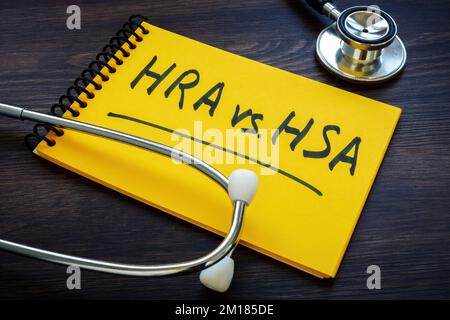 Blocco note con segno HRA vs HSA e stetoscopio. Foto Stock