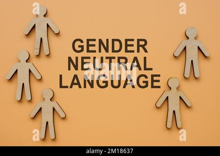 Figurine in legno e iscrizione linguaggio neutro di genere. Foto Stock