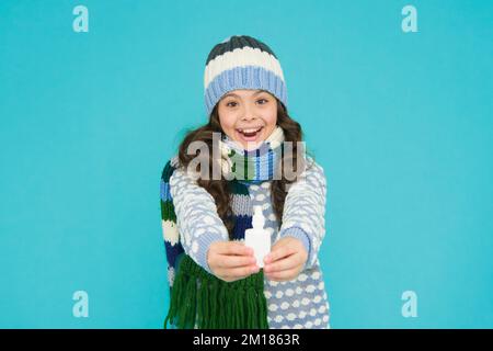 allegro capretto ragazza naso chiuso libero con gocce nasali in maglia su sfondo blu, coronavirus Foto Stock