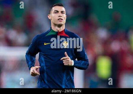 Doha, Qatar. 10th Dec, 2022. Calcio: Coppa del mondo, Marocco - Portogallo, finale, quarti di finale, stadio al-Thumama, Il portoghese Cristiano Ronaldo si scalda prima della partita. Credit: Tom Weller/dpa/Alamy Live News Foto Stock