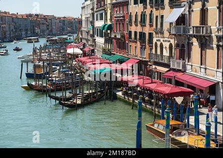 Vista sul Canal Grande dal Ponte di Rialto nella città di Venezia Foto Stock