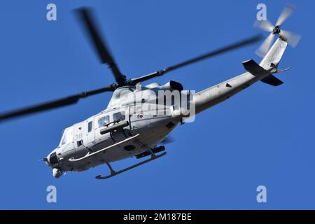 Prefettura di Kanagawa, Giappone - 18 dicembre 2021: US Marine Corps Bell UH-1Y Venom elicottero da HMLA-369 Gunfighters. Foto Stock