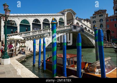 Vista sul Canal Grande e sul Ponte di Rialto nella città di Venezia Foto Stock