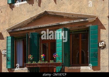 Vista sul balcone e sulle finestre della facciata tipica della città di Venezia Foto Stock