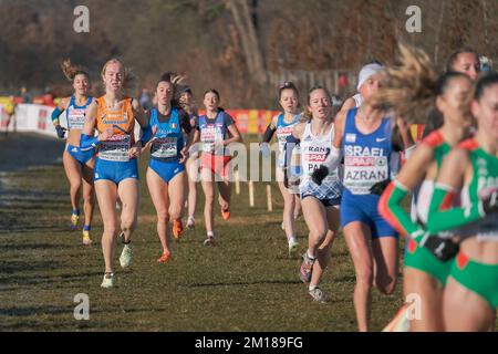 TORINO, ITALIA - DICEMBRE 11: Dione Schipper dei Paesi Bassi in gara per la U20 Women Race durante i Campionati europei di fondo il 11 Dicembre 2022 a Torino (Foto di Federico Tarito/BSR Agency) Credit: BSR Agency/Alamy Live News Foto Stock