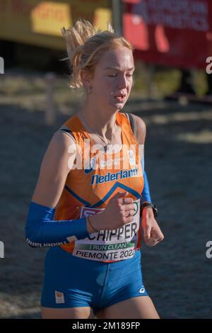 TORINO, ITALIA - DICEMBRE 11: Dione Schipper dei Paesi Bassi in gara per la U20 Women Race durante i Campionati europei di fondo il 11 Dicembre 2022 a Torino (Foto di Federico Tarito/BSR Agency) Credit: BSR Agency/Alamy Live News Foto Stock