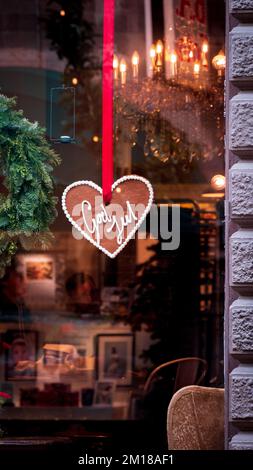 Biscotto di pane di zenzero decorato con testo gelido che dice buon Natale in svedese Foto Stock