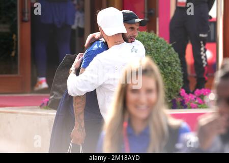 James Maddison (a destra) e Kyle Walker inglesi fuori dal Souq al-Wakra hotel, Qatar, a seguito della perdita dell'Inghilterra in Francia nella loro finale di Coppa del mondo ad al Khor il sabato. Data immagine: Domenica 11 dicembre 2022. Foto Stock