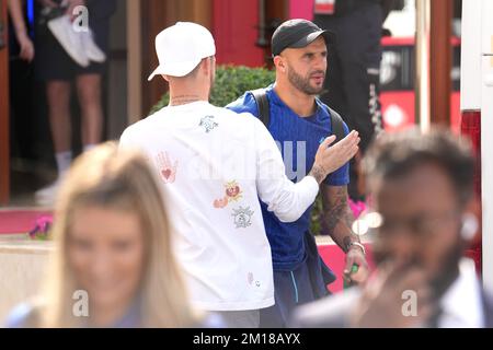 James Maddison (a sinistra) e Kyle Walker inglesi fuori dal Souq al-Wakra hotel, Qatar, a seguito della perdita dell'Inghilterra in Francia nella loro finale di Coppa del mondo ad al Khor il sabato. Data immagine: Domenica 11 dicembre 2022. Foto Stock