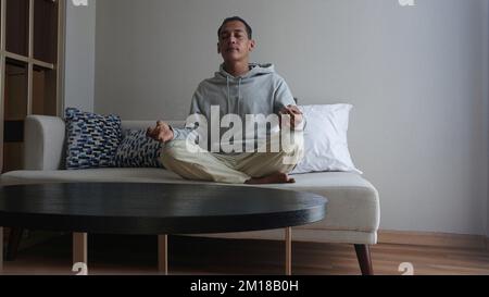 Attività a casa rilassante meditazione yoga. Contemplazione di sé per la pace e la salute Foto Stock