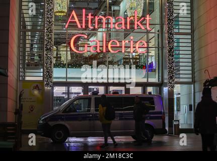 Dresda, Germania. 10th Dec, 2022. Il pubblico ministero sta indagando dopo l'ostaggio a Dresda. Credit: Jan Woitas/dpa/Alamy Live News Foto Stock