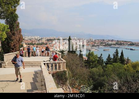 SPALATO, CROAZIA - 11 SETTEMBRE 2016: Si tratta di una vista panoramica aerea della città con una piattaforma di osservazione sul colle Marjan. Foto Stock