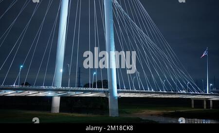 Margaret Hunt Hill Bridge a Dallas Texas di notte - DALLAS, STATI UNITI - 30 OTTOBRE 2022 Foto Stock