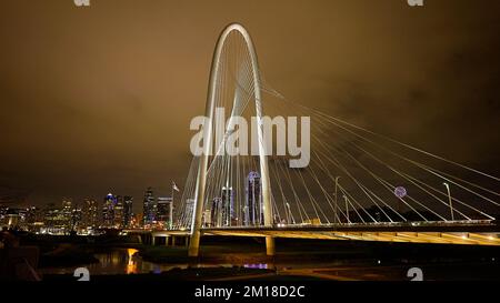 Margaret Hunt Hill Bridge a Dallas Texas di notte - DALLAS, STATI UNITI - 30 OTTOBRE 2022 Foto Stock