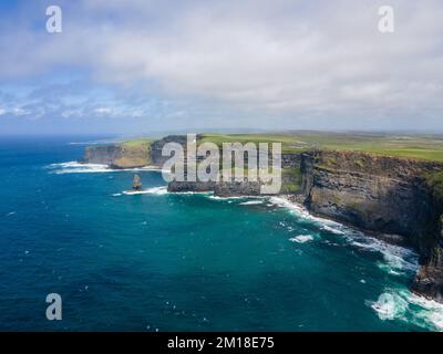 Irlanda, scogliere di Moher dall'alto. Luce diurna. Vista alta. Foto Stock