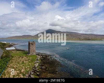 Irlanda, Kildavnet Castello situato vicino al villaggio Achill Sound. Fucilato, luce del giorno. Foto Stock