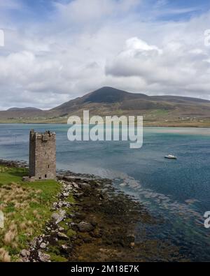 Irlanda, Kildavnet Castello situato vicino al villaggio Achill Sound. Fucilato, luce del giorno. Foto Stock