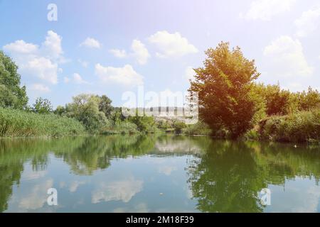 Antiche montagne di gesso multimillion sulla superficie della steppa della terra. Montagne di gesso bianco in paesaggio con fiume e alberi verdi Foto Stock