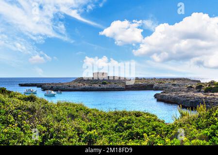 Torre des Castellar o Torre Santandria situata a Cala Santandria a Ciutadella, Minorca Foto Stock