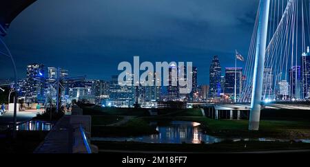 Margaret Hunt Hill Bridge a Dallas Texas di notte - DALLAS, STATI UNITI - 30 OTTOBRE 2022 Foto Stock