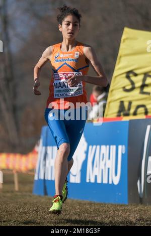 TORINO, ITALIA - DICEMBRE 11: Amina Maatoug dei Paesi Bassi in gara per la U23 Women Race durante i Campionati europei di Cross Country il 11 Dicembre 2022 a Torino (Foto di Federico Tarito/BSR Agency) Credit: BSR Agency/Alamy Live News Foto Stock