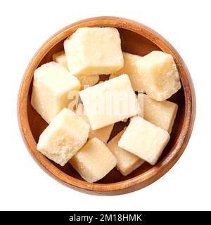 Cubetti di Grana Padano, in una ciotola di legno. Pezzi di formaggio stagionato italiano, simile al parmigiano, testurizzato in modo friabile, dal sapore salato e forte. Foto Stock