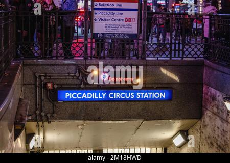 Londra, Regno Unito. 10th Dec, 2022. Un cartello 'Do Not Enter' illuminato ad una delle entrate della stazione della metropolitana di Piccadilly Circus London. Credit: SOPA Images Limited/Alamy Live News Foto Stock