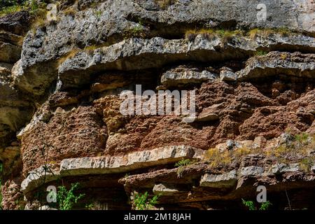 Ammira le formazioni geologiche della gola del fiume Boljetin nella Serbia orientale Foto Stock