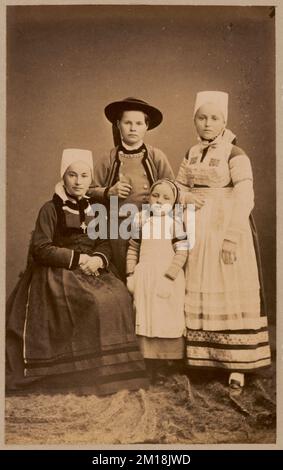 Studio ritratto di donne e ragazze in tradizionale greco abito , abbigliamento & abito. Collezione Nicholas Catsimpoolas Foto Stock