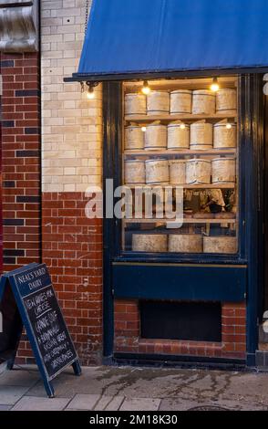 LONDRA, Regno Unito - 07 DICEMBRE 2022: Vetrina del negozio di formaggio Neall's Yard a Park Street accanto al mercato Borogh con cartello. Foto Stock