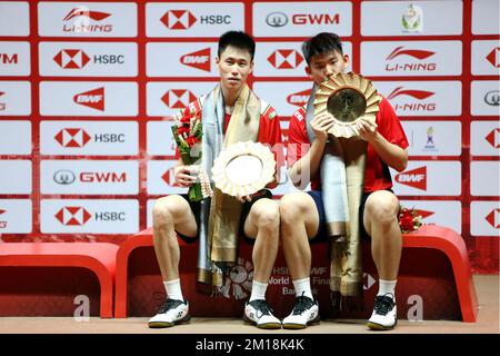 Bangkok, Thailandia. 11th Dec, 2022. Liu Yuchen (R)/ou Xuanyi della Cina posa sul podio per le doppie maschili alle finali del BWF World Tour 2022 a Bangkok, Thailandia, 11 dicembre 2022. Credit: Wang Teng/Xinhua/Alamy Live News Foto Stock