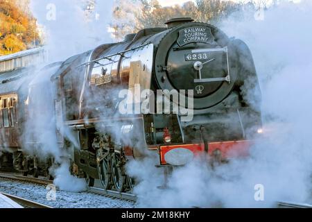 Railway Touring Company's Bath e Bristol Christmas Market Express. Tirato bu 4633 duchessa di Sutherland LMS locomotiva di vapore lasciando Bath Spa Foto Stock