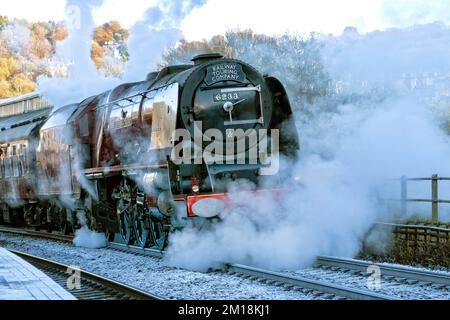 Railway Touring Company's Bath e Bristol Christmas Market Express. Tirato bu 4633 duchessa di Sutherland LMS locomotiva di vapore lasciando Bath Spa Foto Stock