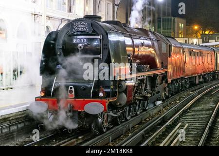 Treno Touring Company's Bath & Bristol Christmas Market Express, presso Victoria Station London.trainato dalla Duchessa di Sutherland LMS locomotiva a vapore Foto Stock