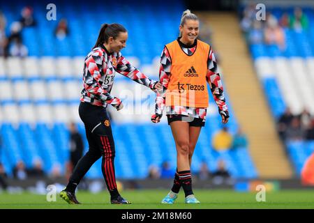 Alessia Russo #23 del Manchester United condivide una risata con Lucy Staniforth #37 del Manchester United durante il warm up in vista della partita della Super League femminile di fa Manchester City Women vs Manchester United Women al campus di Etihad, Manchester, Regno Unito, 11th dicembre 2022 (Foto di Conor Molloy/News Images) Foto Stock