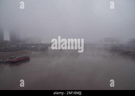 Londra, Inghilterra, Regno Unito. 11th Dec, 2022. Blackfriars Railway Bridge sotto la fitta nebbia. Londra si svegliò alla nebbia e alle temperature gelide mentre il clima artico dalla Scandinavia, chiamato Troll of Trondheim, colpirà il Regno Unito. (Credit Image: © Vuk Valcic/ZUMA Press Wire) Credit: ZUMA Press, Inc./Alamy Live News Foto Stock