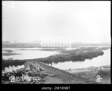 Sudbury Reservoir, Sezione o, opera di H. P. Nawn, dal nord-est in cima ad incline, Marlborough, Mass., 20 settembre 1897 , acquedotto, serbatoi strutture di distribuzione di acqua, cantieri edili Foto Stock